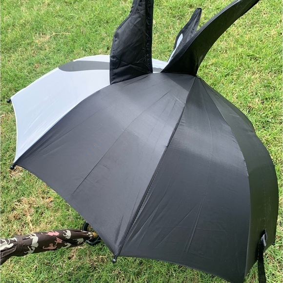 Youth Penguin Umbrella, black white and‎ red. Perfect for staying cute and dry. - Picture 6 of 7